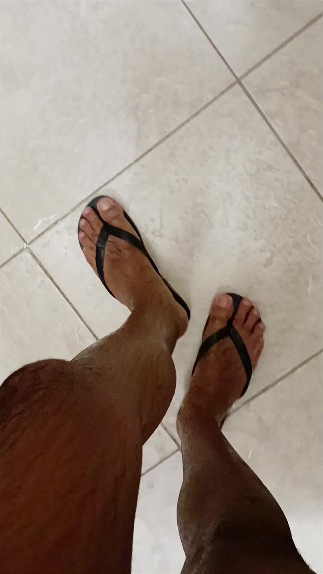 Bruxagu relaxando e explorando fetiche em pés e masturbação