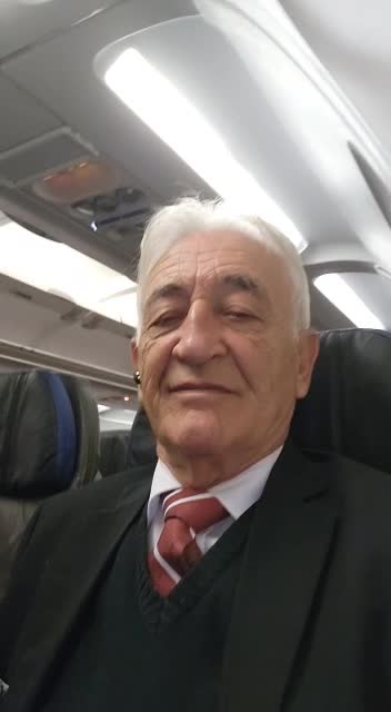 Senhor charmoso em avião com sorriso cativante