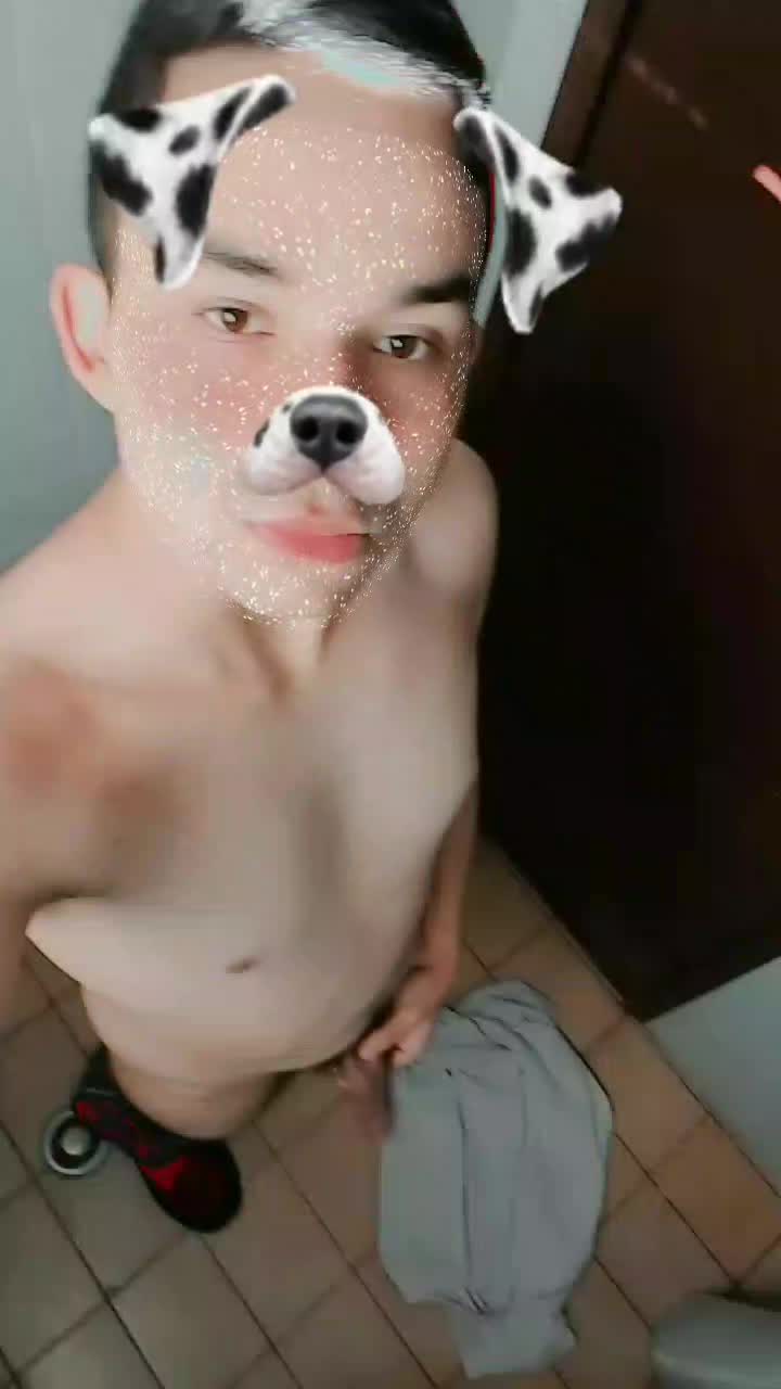 Garoto exibicionista com filtro divertido no banheiro