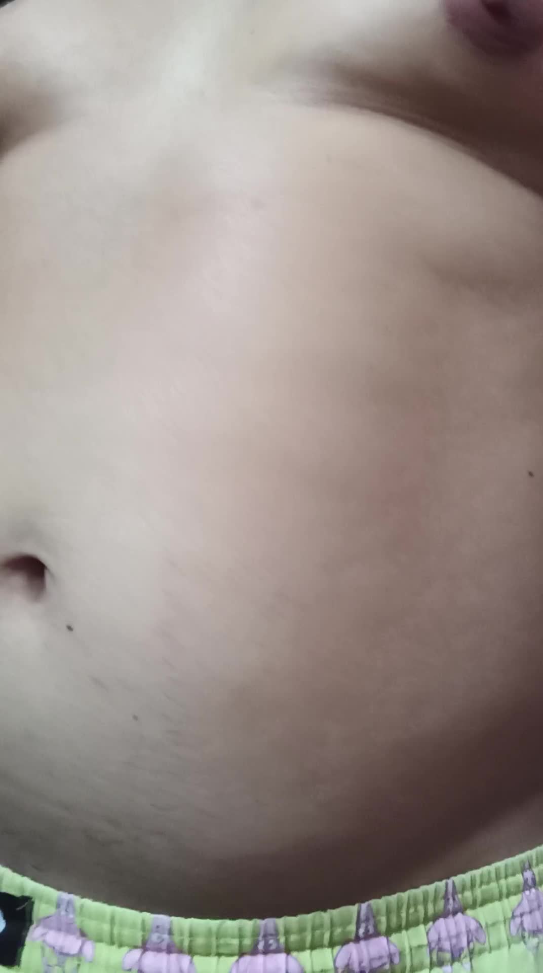 Homem mostrando a barriga e peitoral sarado
