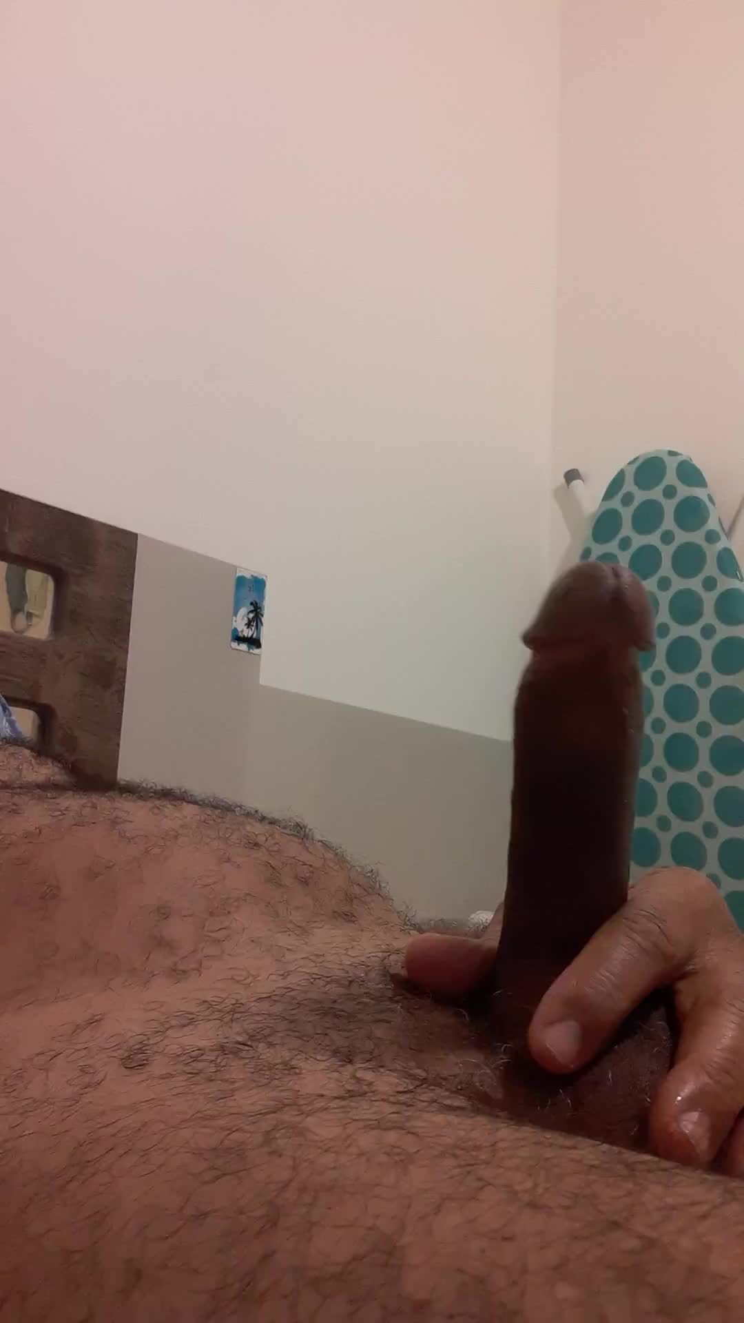 Masturbação solo sensual com pau e mãos