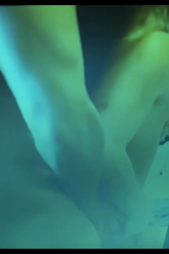 Cena sensual com luz neon e intimidade entre parceiros