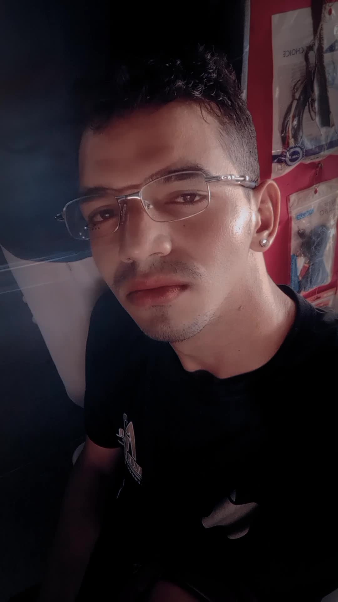 Homem sexy de óculos com camiseta preta