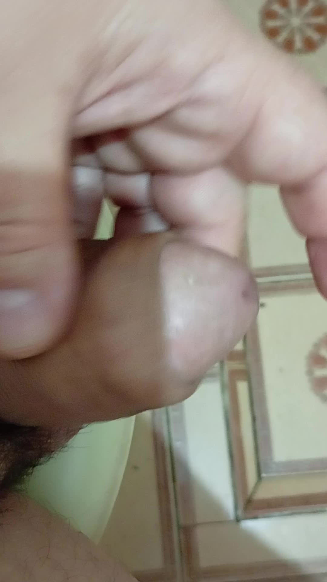 Mãos sensuais em close íntimo de masturbação masculina
