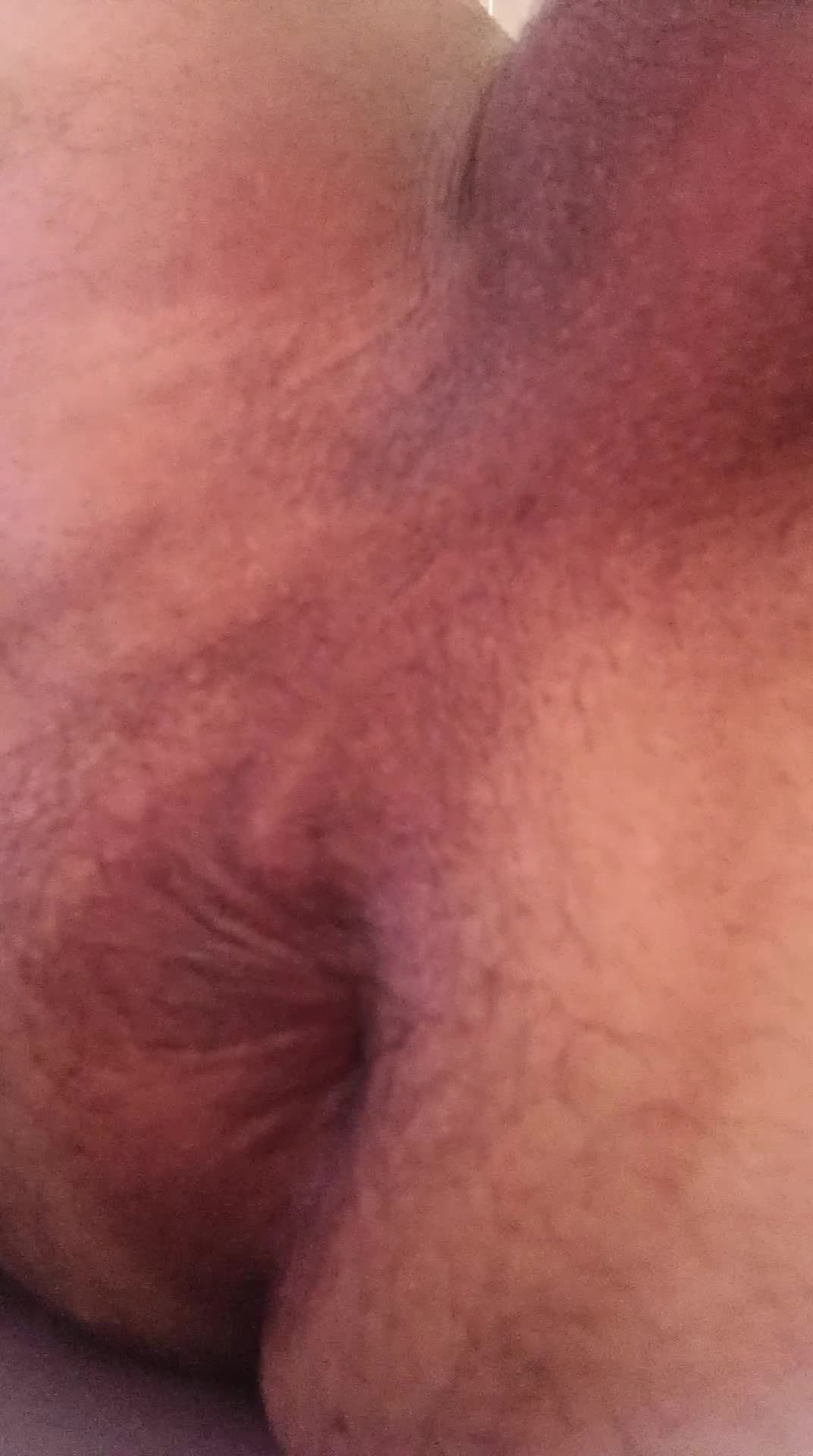 Close sensual no ânus masculino com masturbação