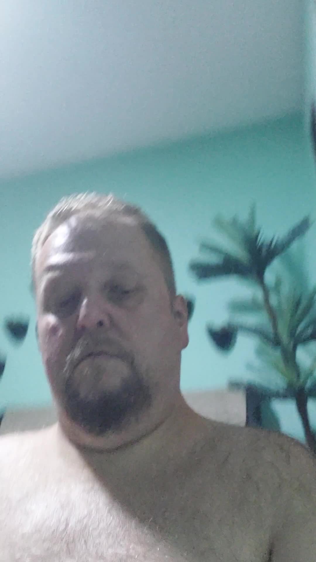 Homem barbudo exibindo corpo sedutor