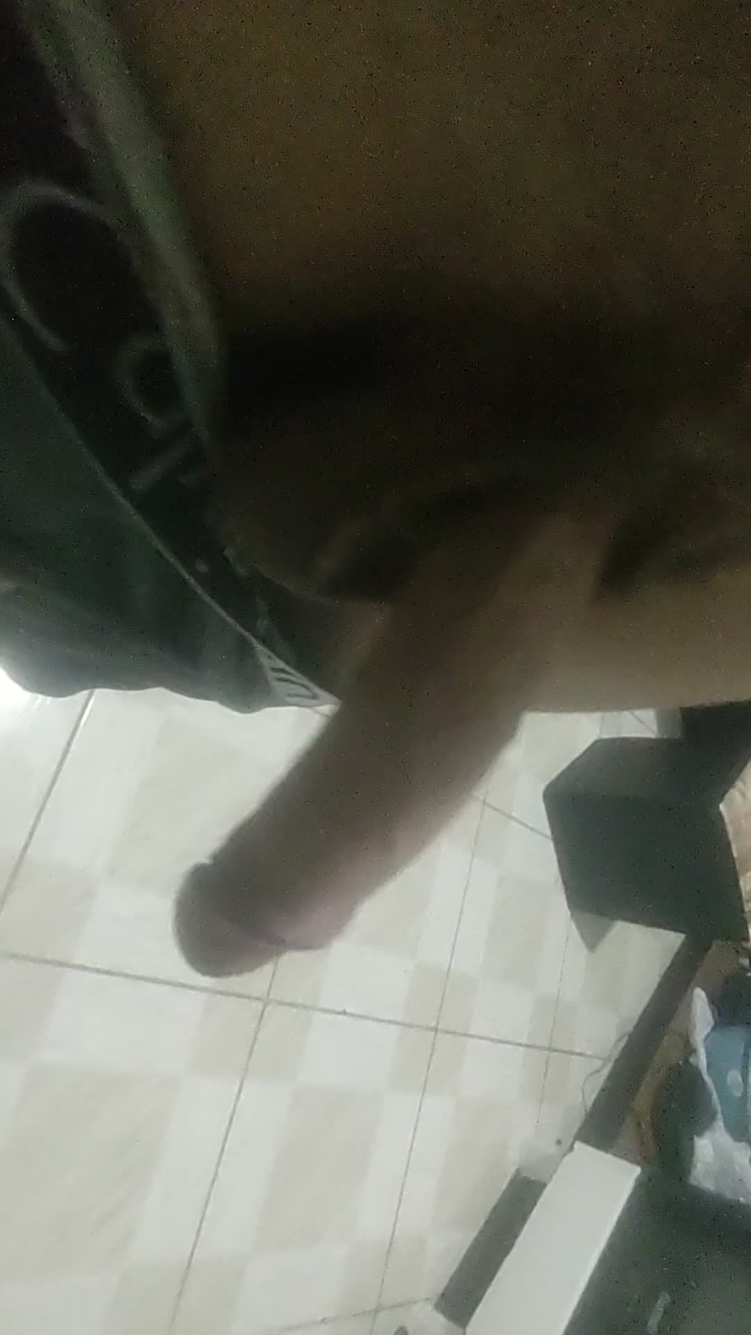 Masturbação e pênis exposto em cena sensual