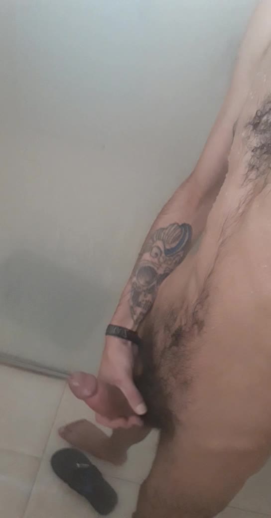 Masturbação e corpo sarado no banho