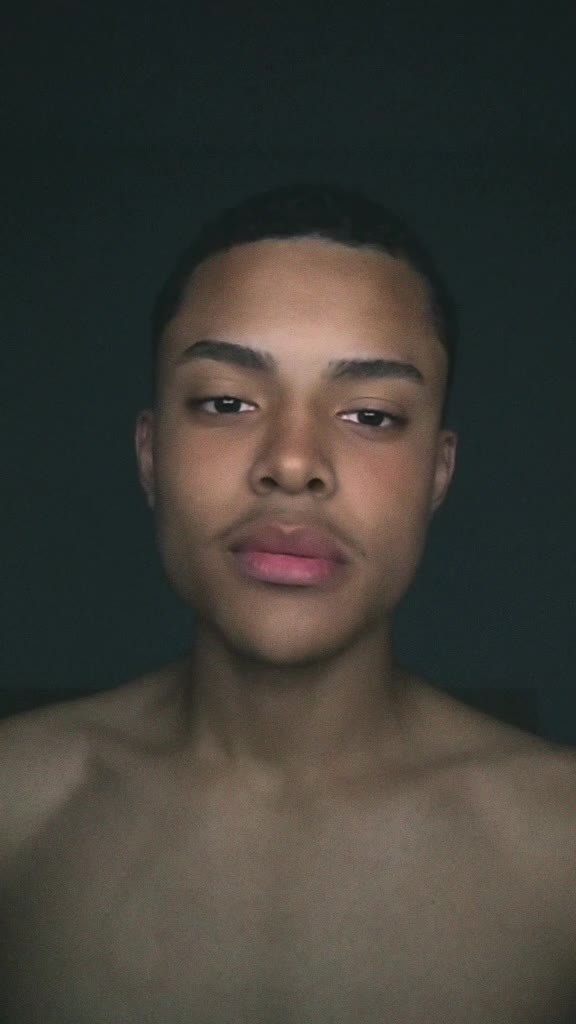 Garoto gostoso com olhar sensual e beleza masculina