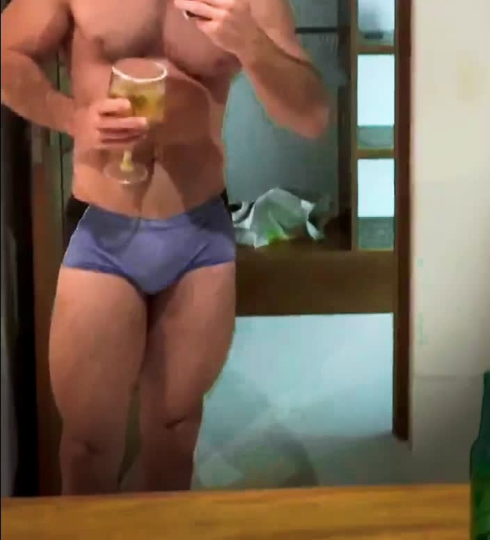 Exibicionismo e voyeurismo com corpo musculoso