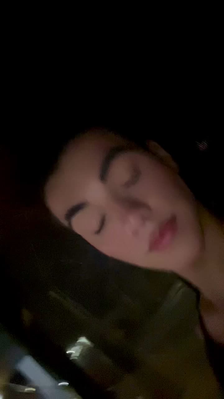 Rapaz cantando e sorrindo sedutor