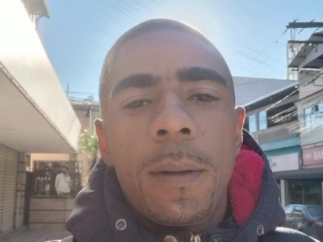 Homem fumando, vibes sensuais e ambiente casual