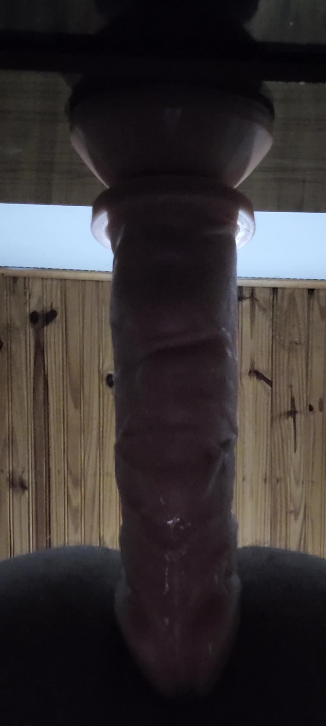 Dildo gigante e masturbação intensa