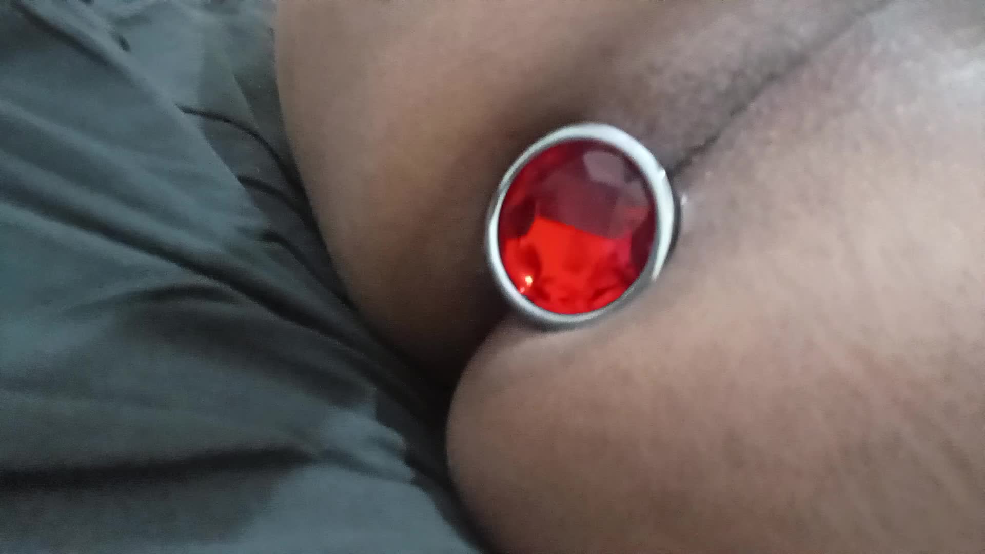 Prazer anal com brinquedo e joia brilhante