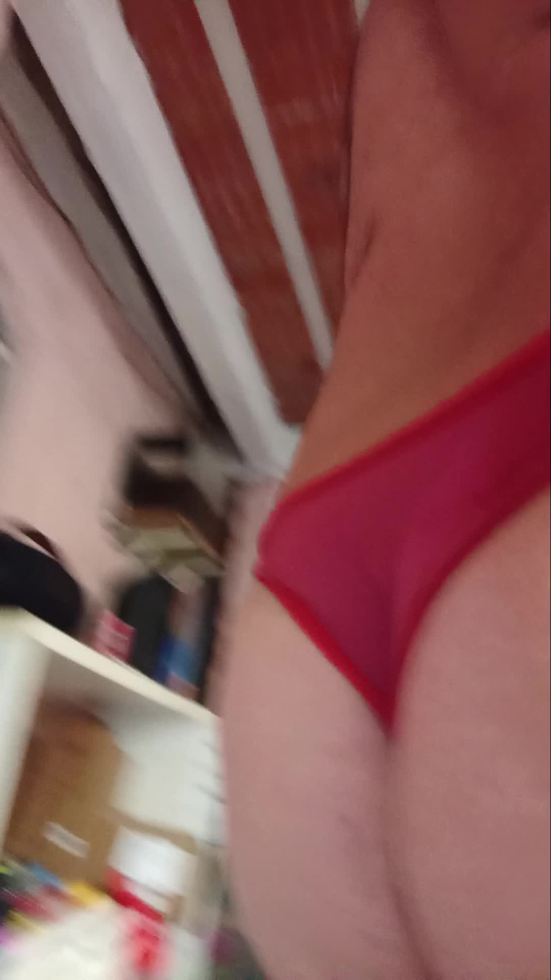 Homem de calcinha vermelha e lingerie em momento sensual