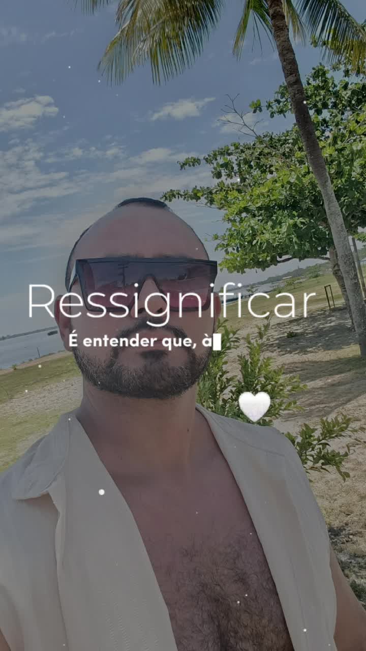 Homem de óculos escuros em ambiente externo
