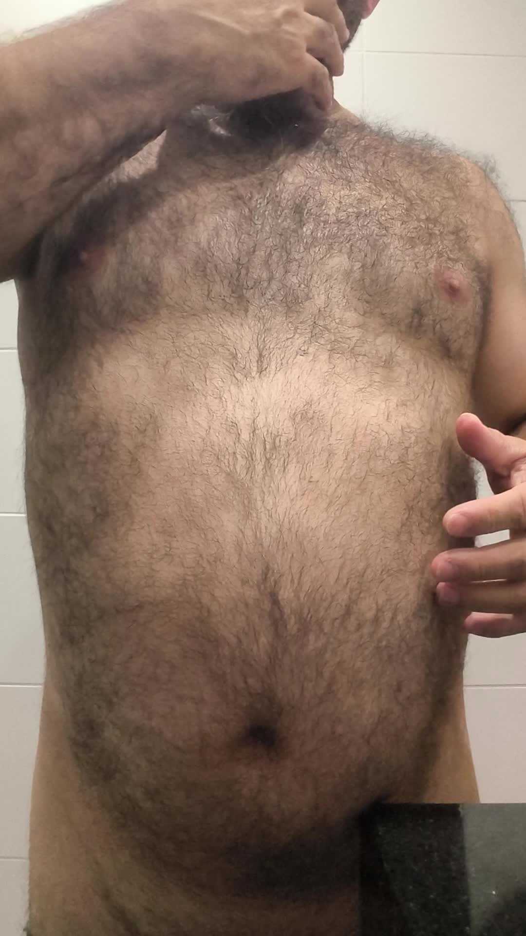 Homem peludo e exibicionismo no banheiro