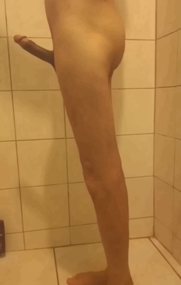 Masturbação, pênis e corpo sedutor no chuveiro