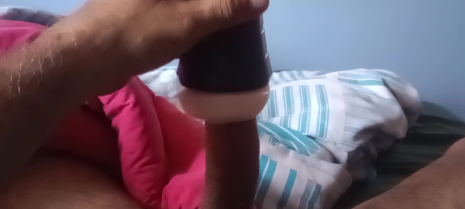 Masturbação com vibrador, prazer intenso e gemidos