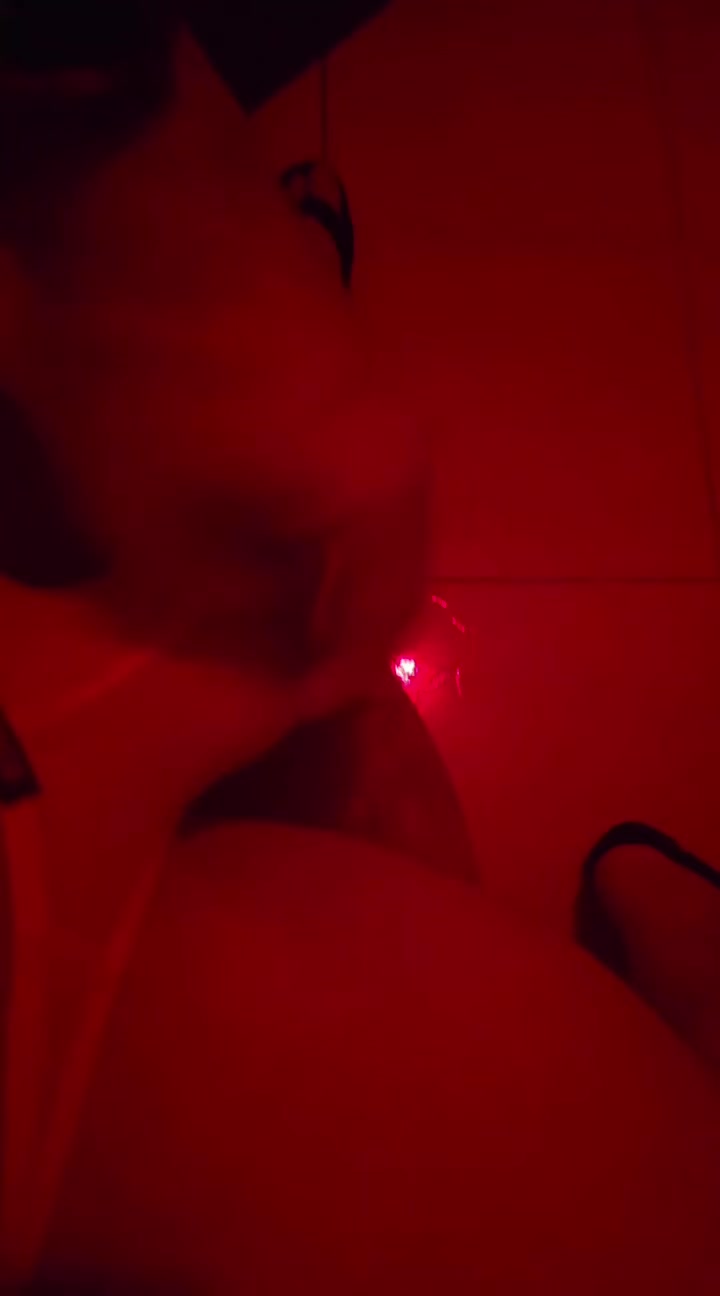 Masturbação e cueca sob luz vermelha