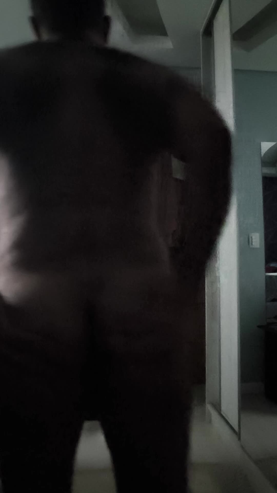 Exibição caseira de homem pelado e nu