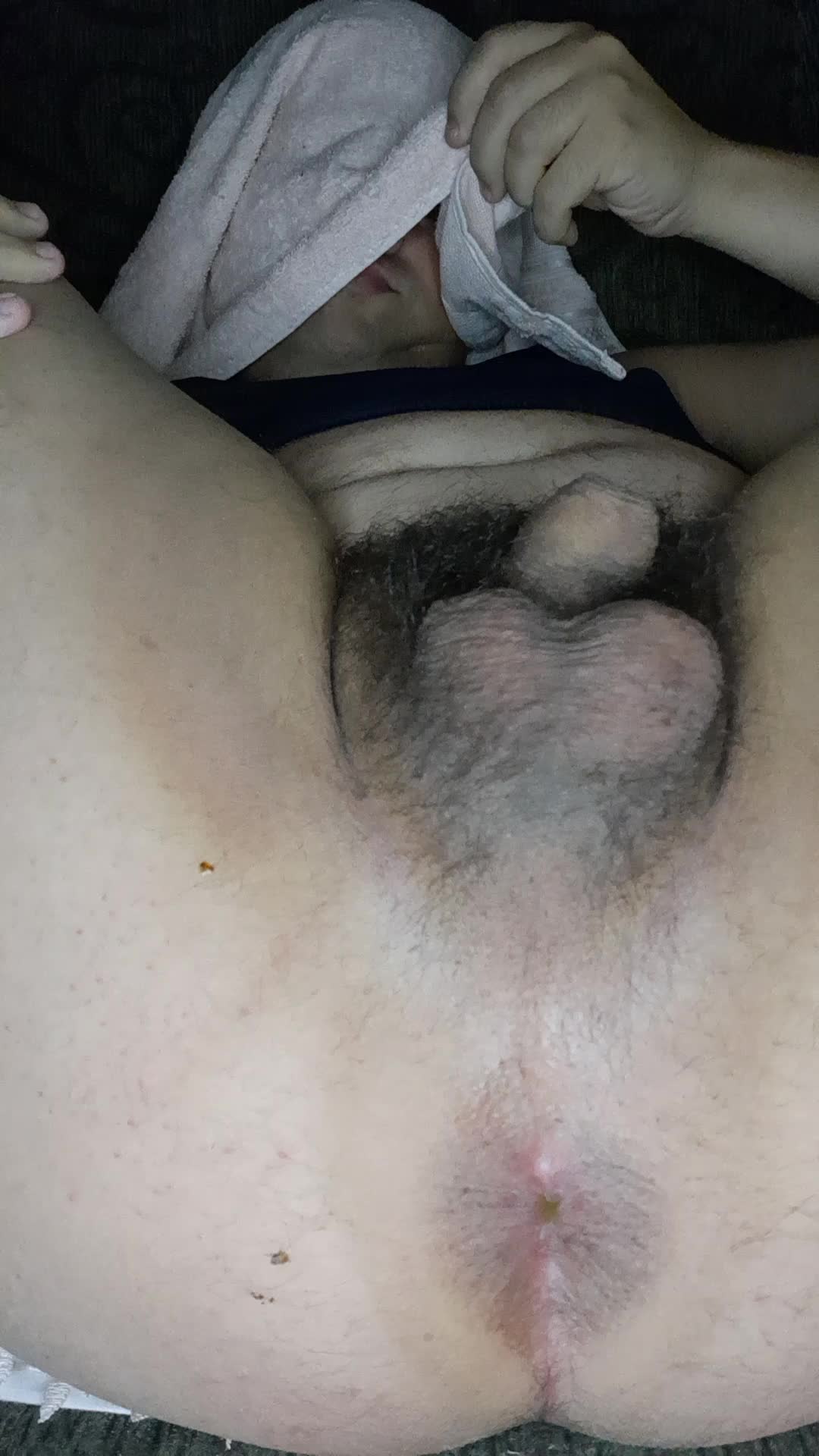Homem peludo explorando o ânus com prazer