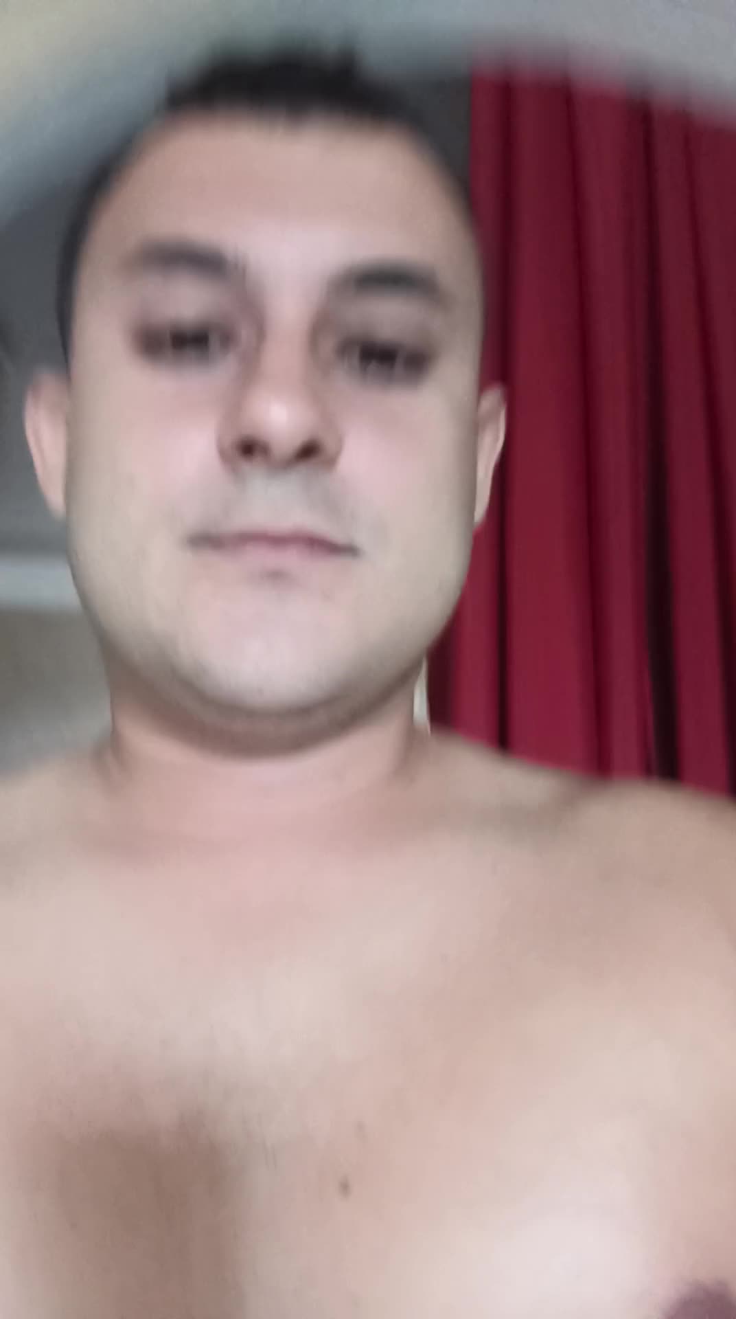 Homem sensual mostrando o corpo em vídeo caseiro