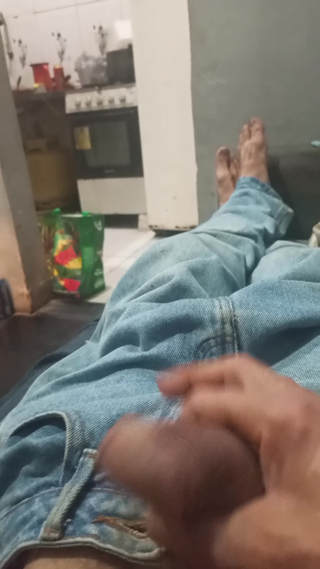 Masturbação caseira, sensualidade em jeans