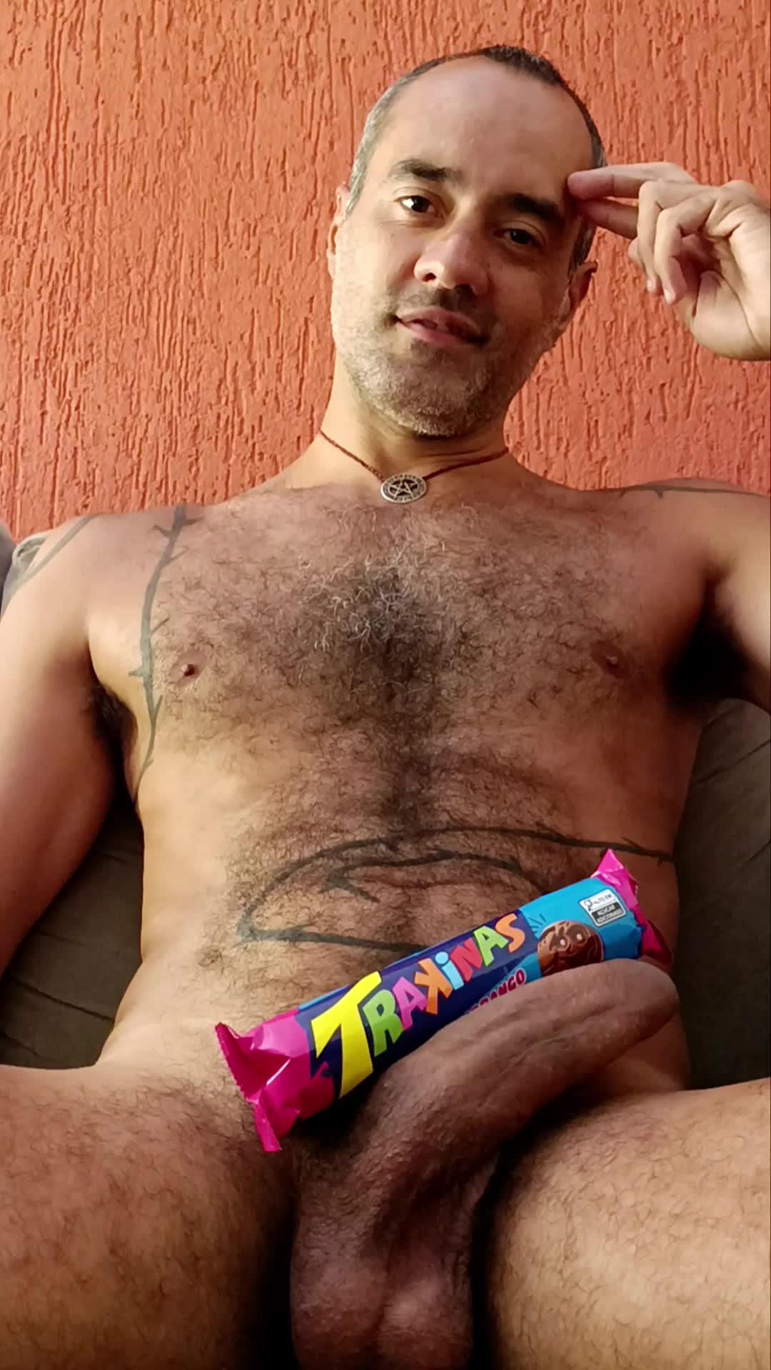 Exibicionismo com biscoito e pênis ereto