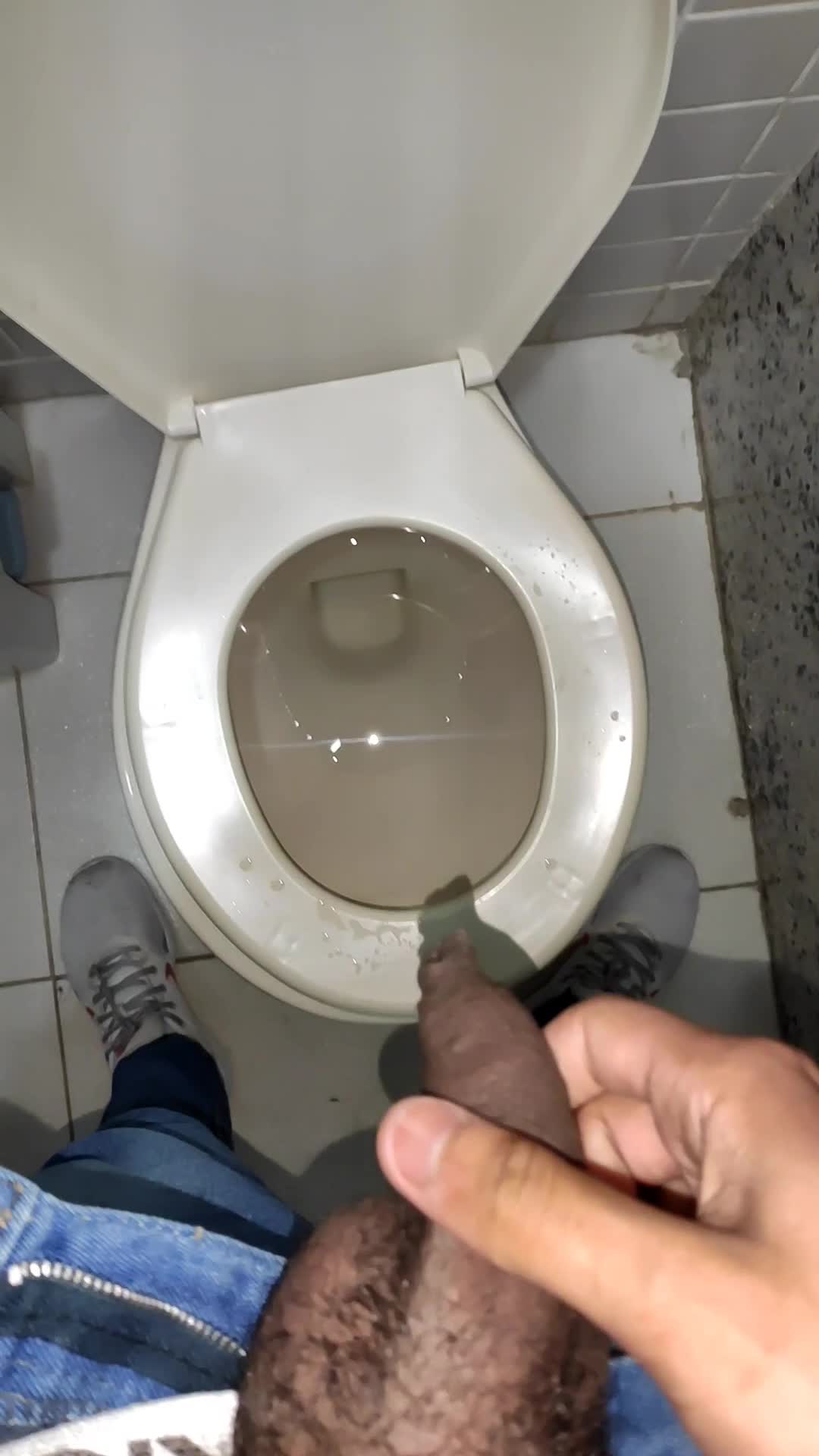 Urofilia - close íntimo de homem urinando