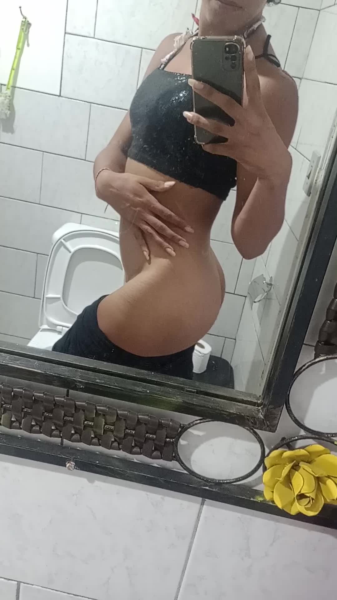 Mulher sensual exibicionismo top curto e shorts pretos