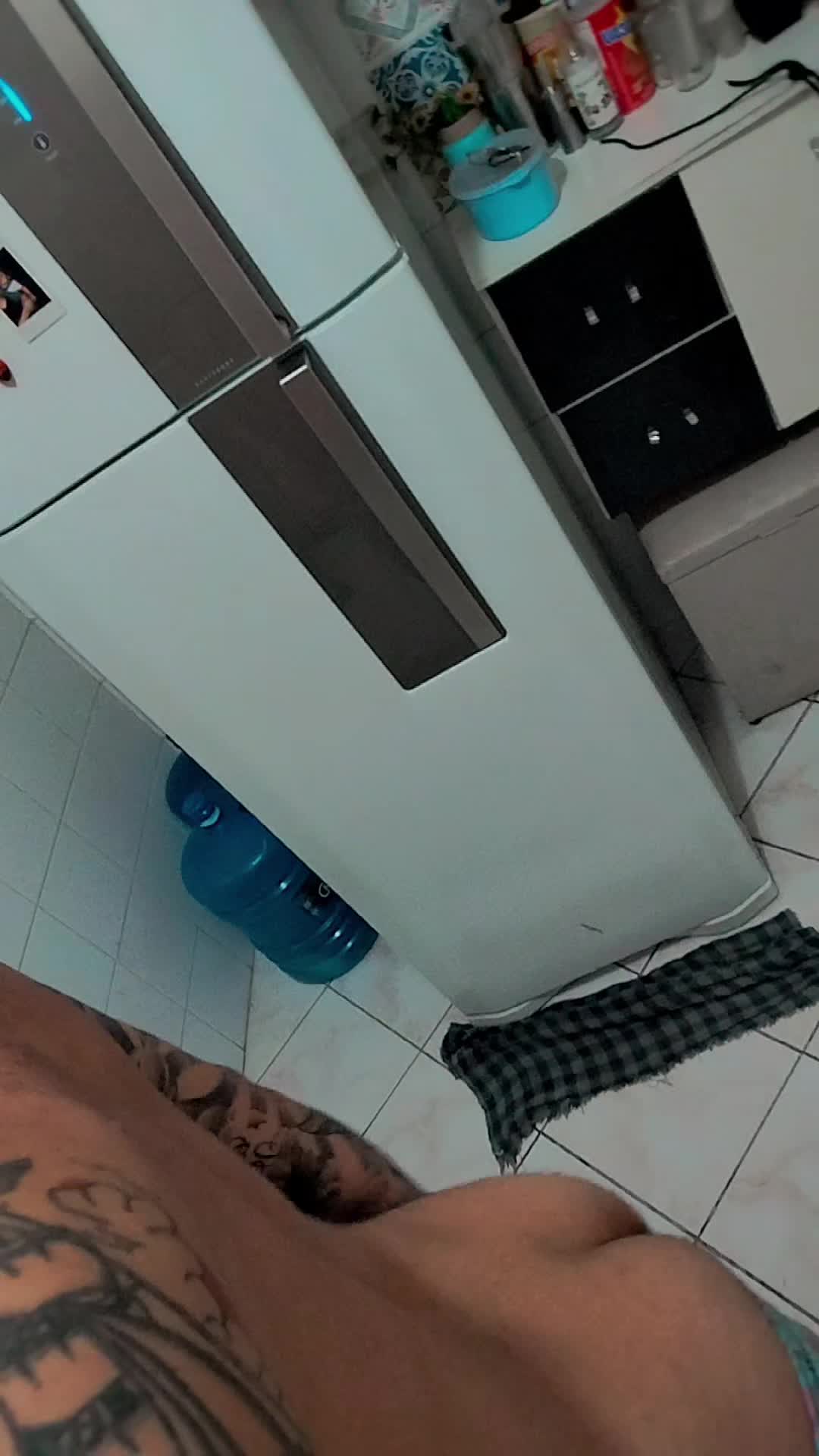 Bunda tatuada, novinho exibindo corpo
