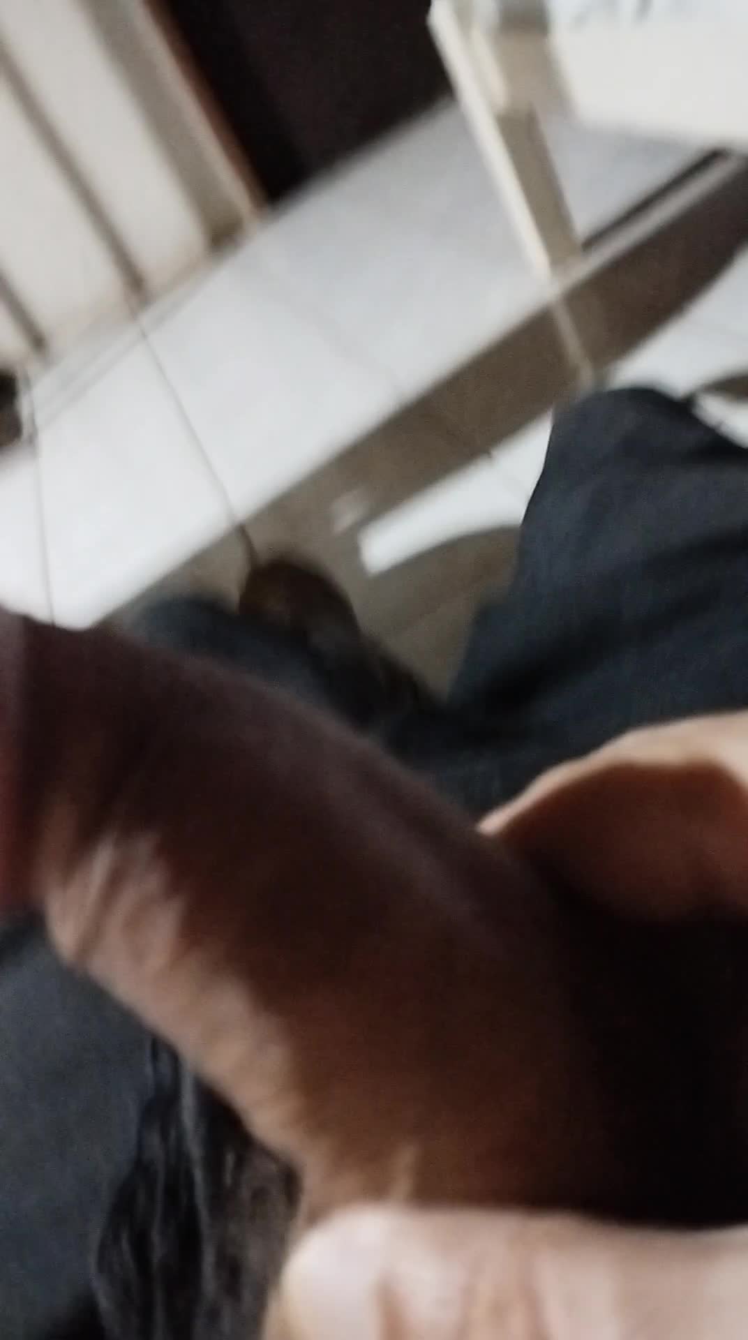 Masturbação sensual de homem com foco nos genitais