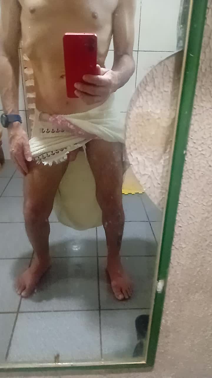 Gostoso exibindo pinto com muito tesão