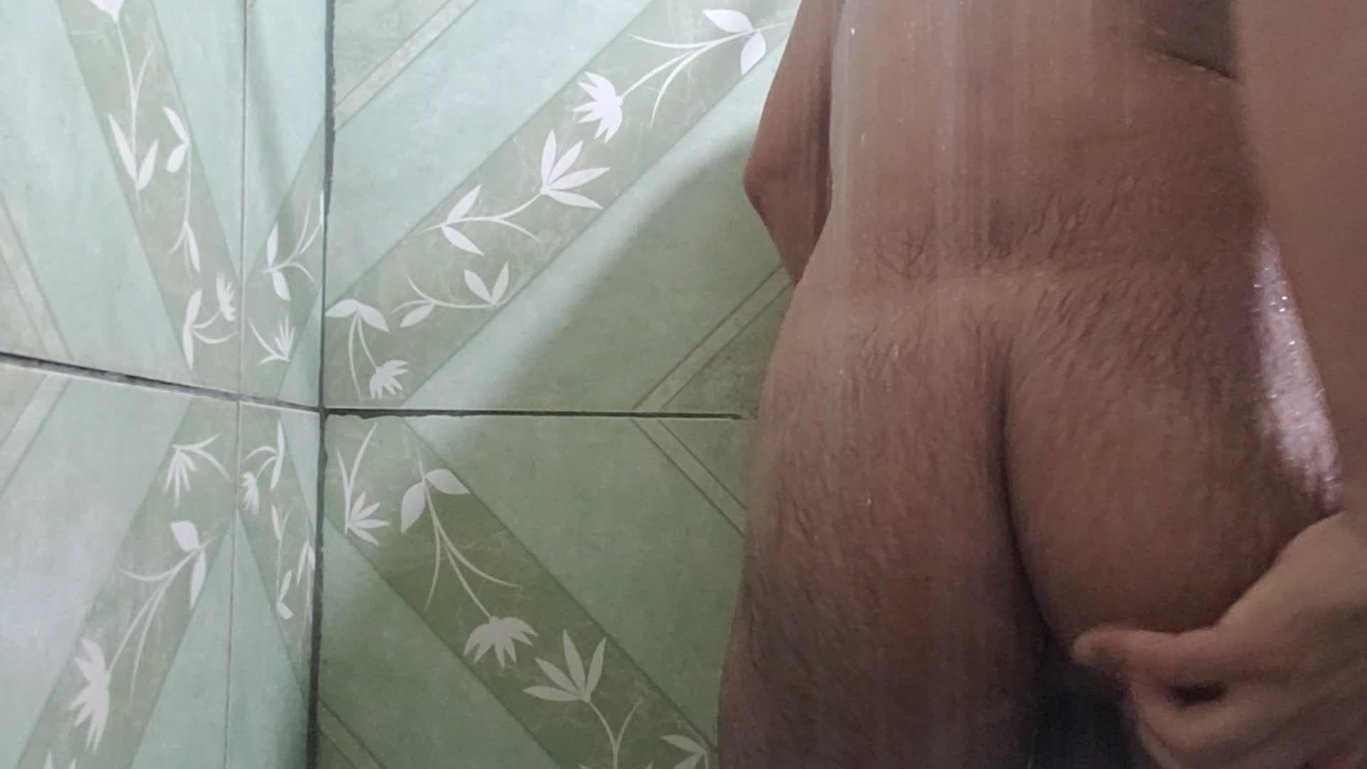 Homem sensual tomando banho, fetiche banho