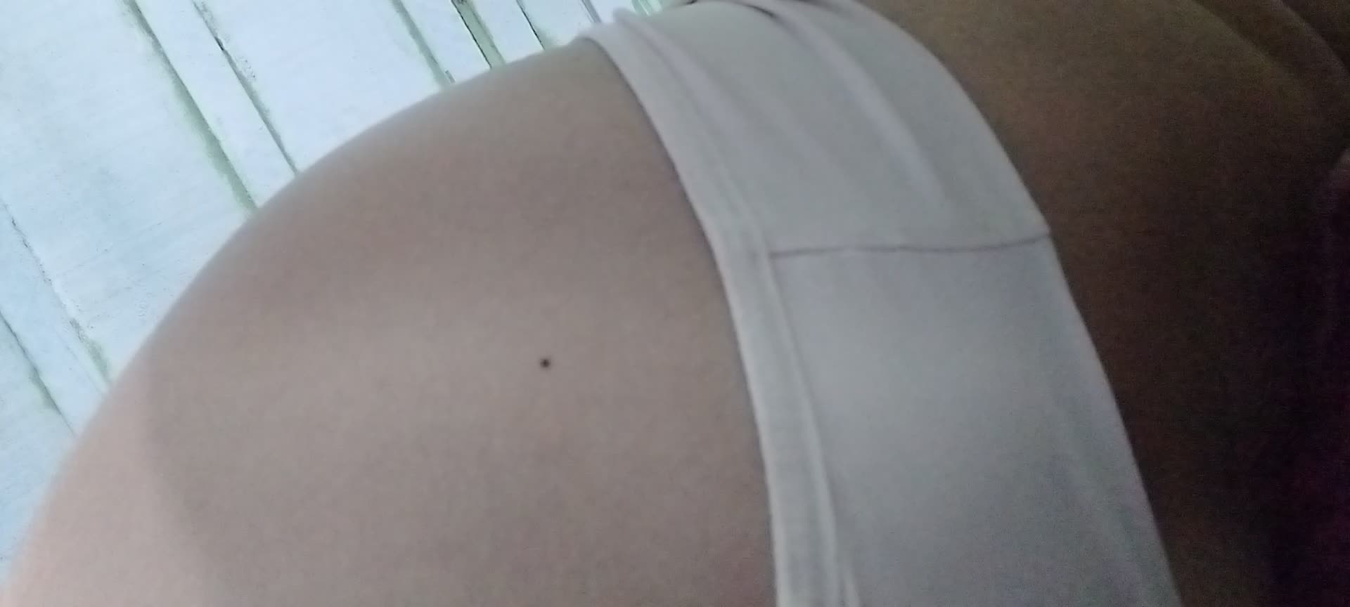 Close sensual da bunda com toque delicado