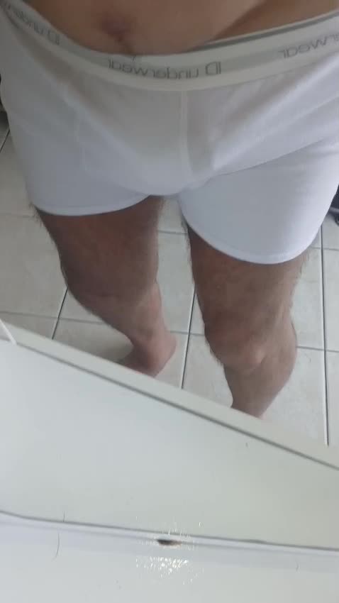 Exibicionismo masculino provocante no banheiro