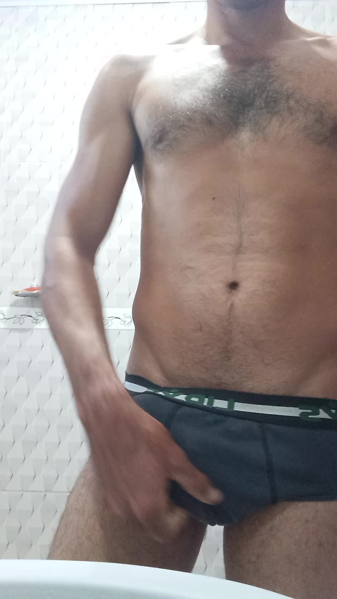 Homem sarado exibindo pênis gigante e masturbando-se