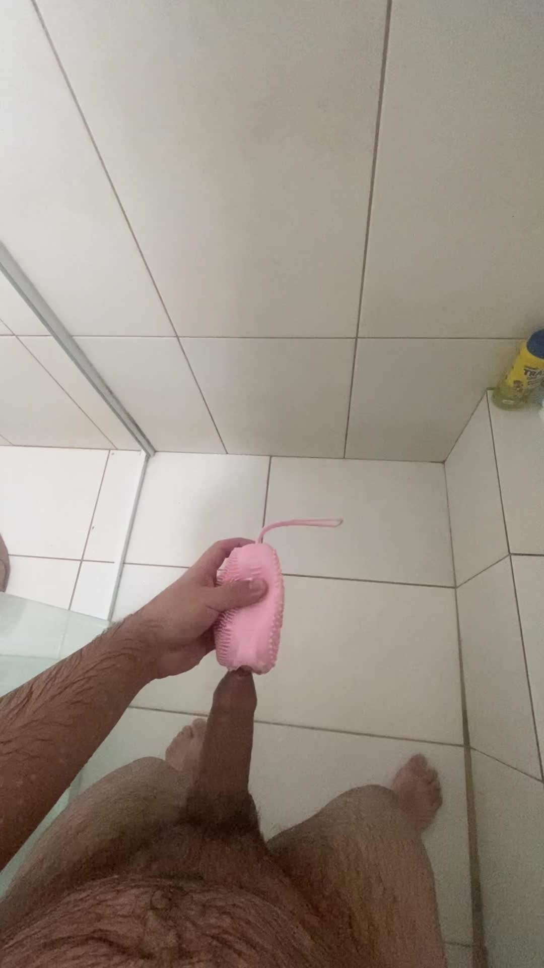 Masturbação e bucha rosa no banho