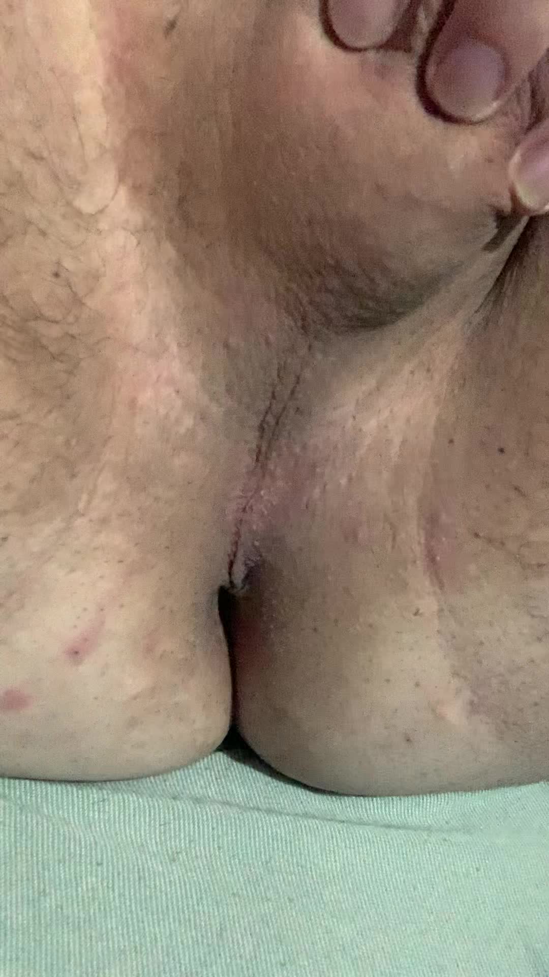 Exibição sensual da região anal masculina