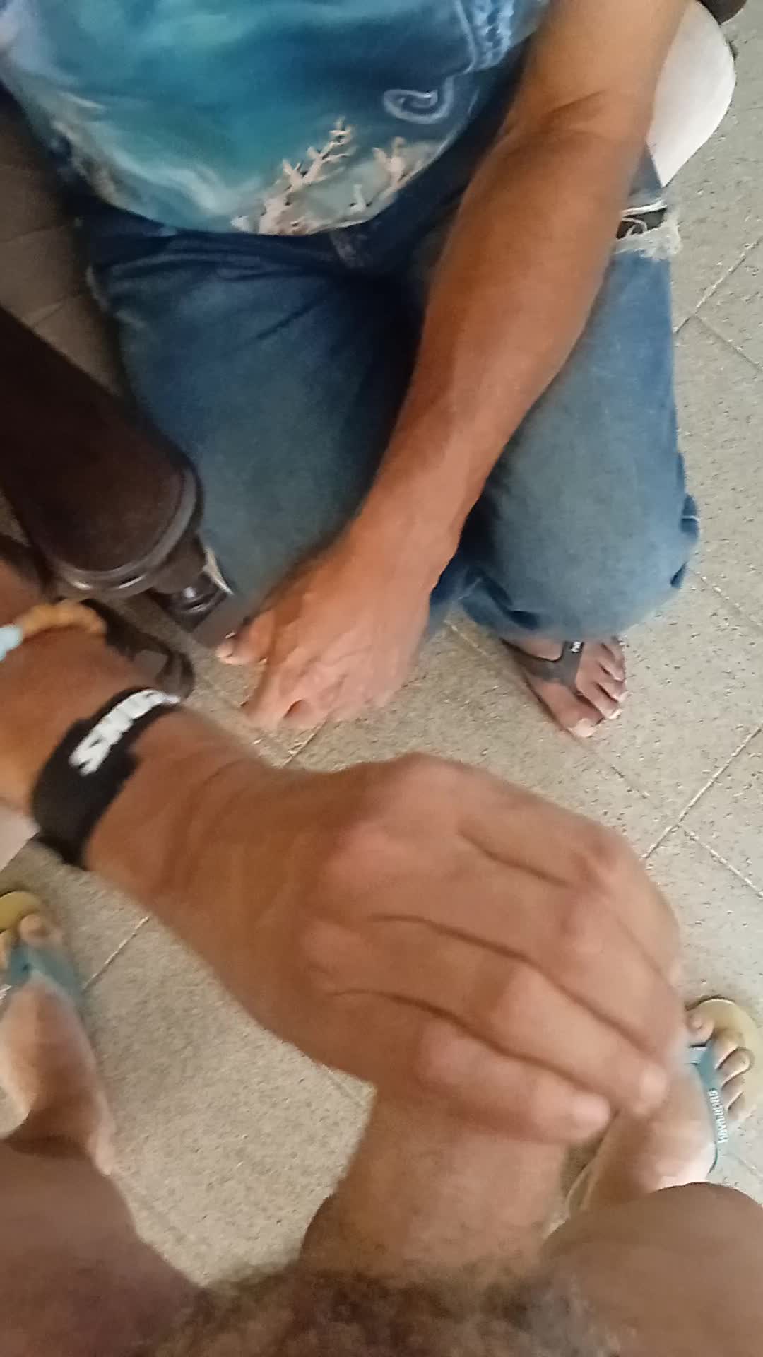 Masturbação close - mãos acariciando com excitação