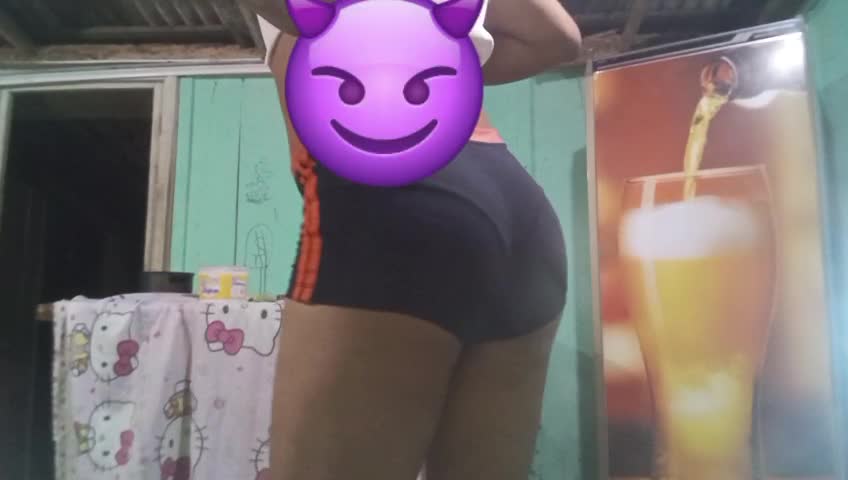 Gostoso exibindo calcinha, cueca e corpo definido