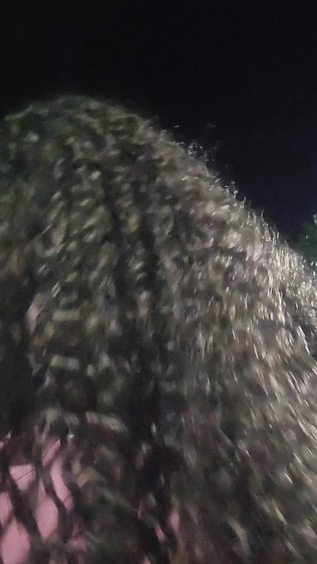 homem usando peruca