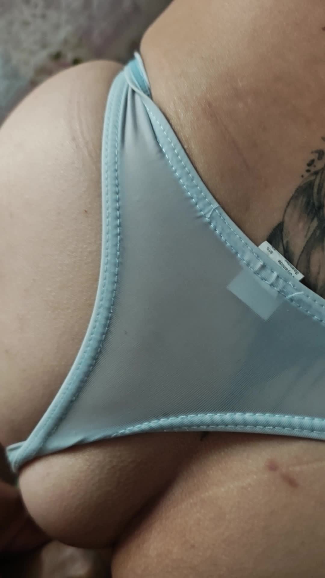 Lingerie, tatuagem e toque sensual