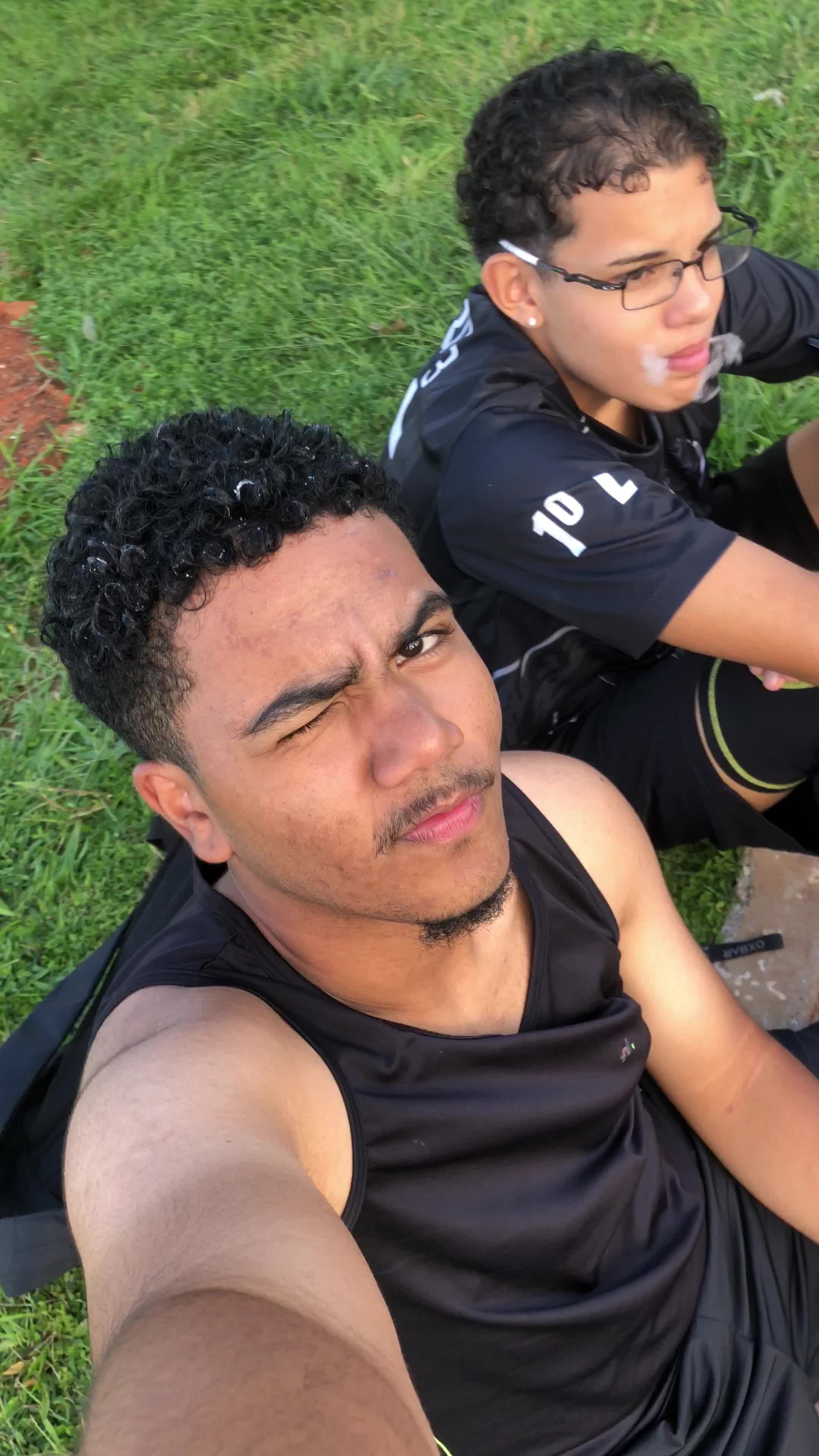 Amigos se divertindo ao ar livre