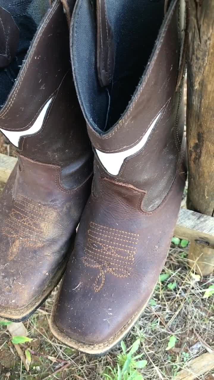 Fetiche de botas molhadas em couro