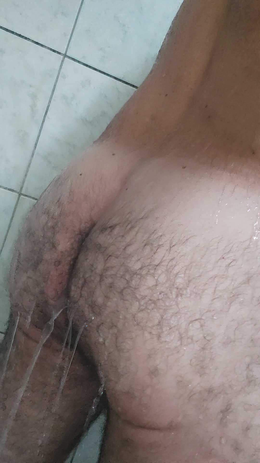 Exibicionismo e banho com corpo cabeludo e sarado