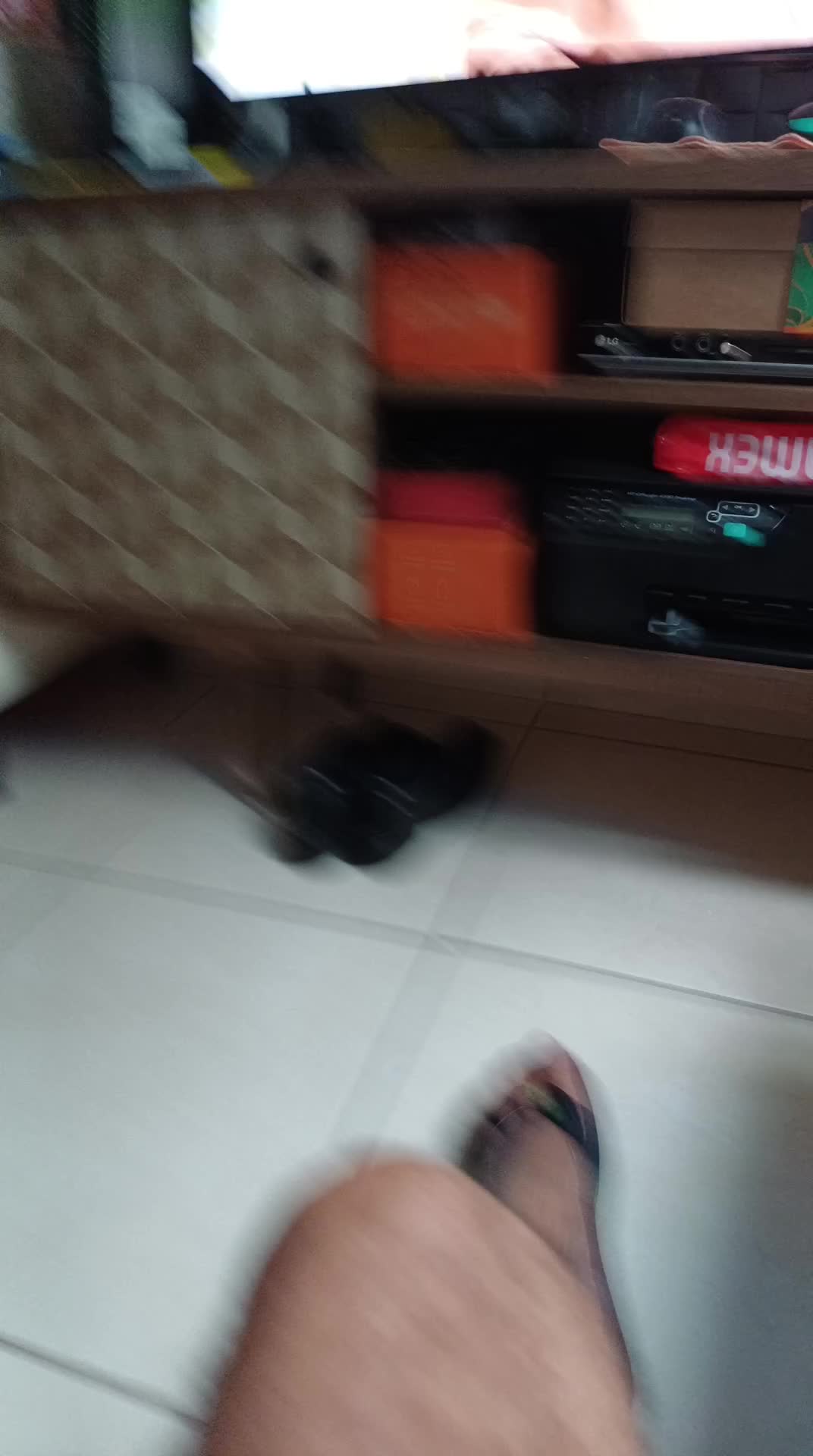 Masturbação e homem maduro em cena sensual
