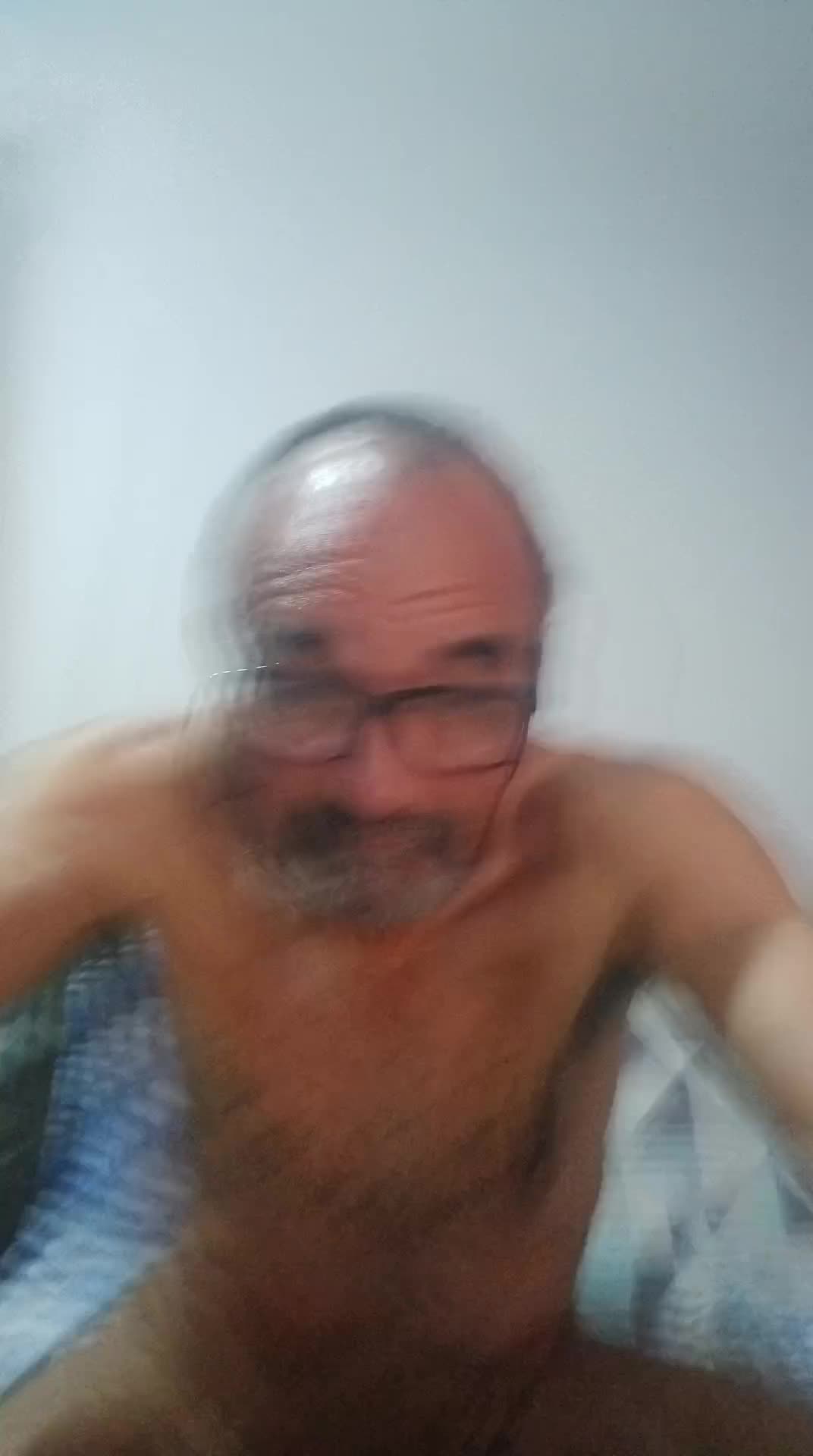 Homem maduro se masturbando, close sensual e corpo peludo
