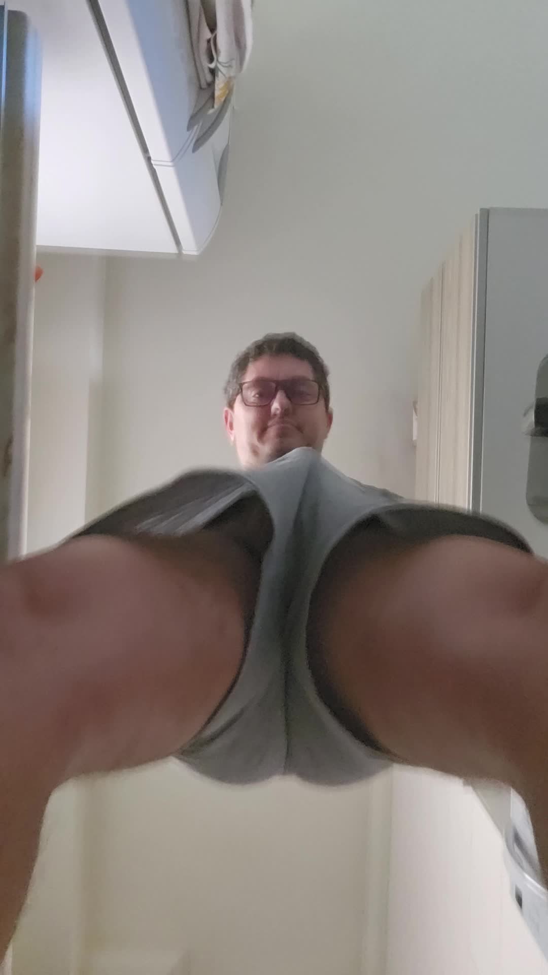 Homem de óculos exibicionismo